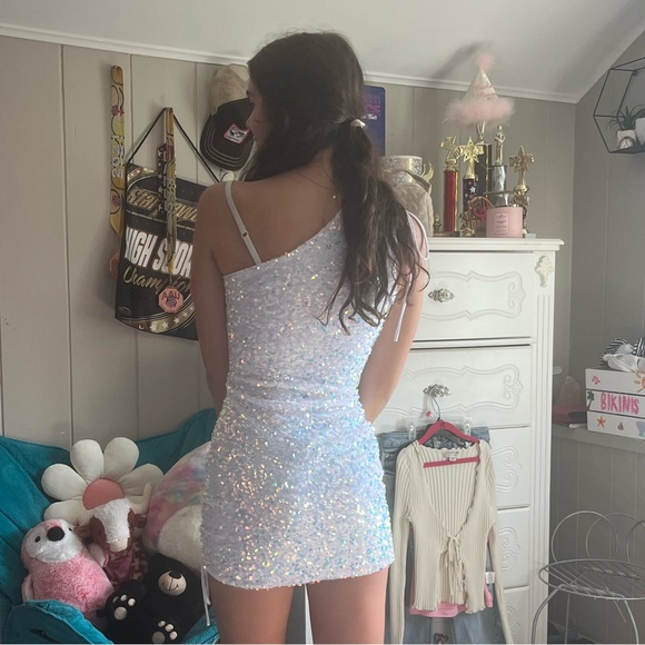 Lucy in the Sky Small Mini One Shoulder Iridescent White Sequin Homecoming NWOT - Picture 2 of 3